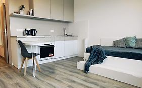 Airport Studio For Two, Free Parking, Airport View