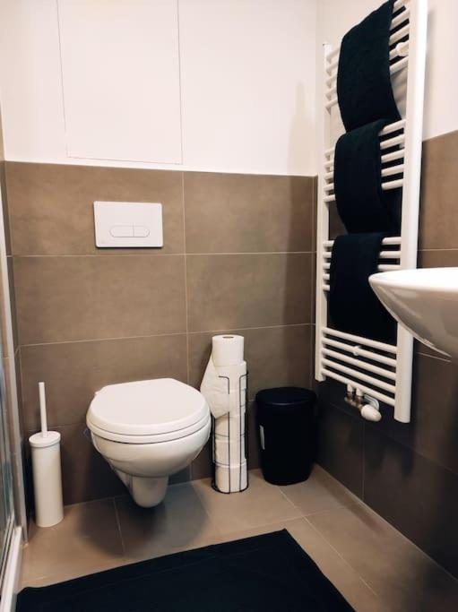 Airport Studio For Two, Free Parking, Airport View Bratislava Exteriér fotografie